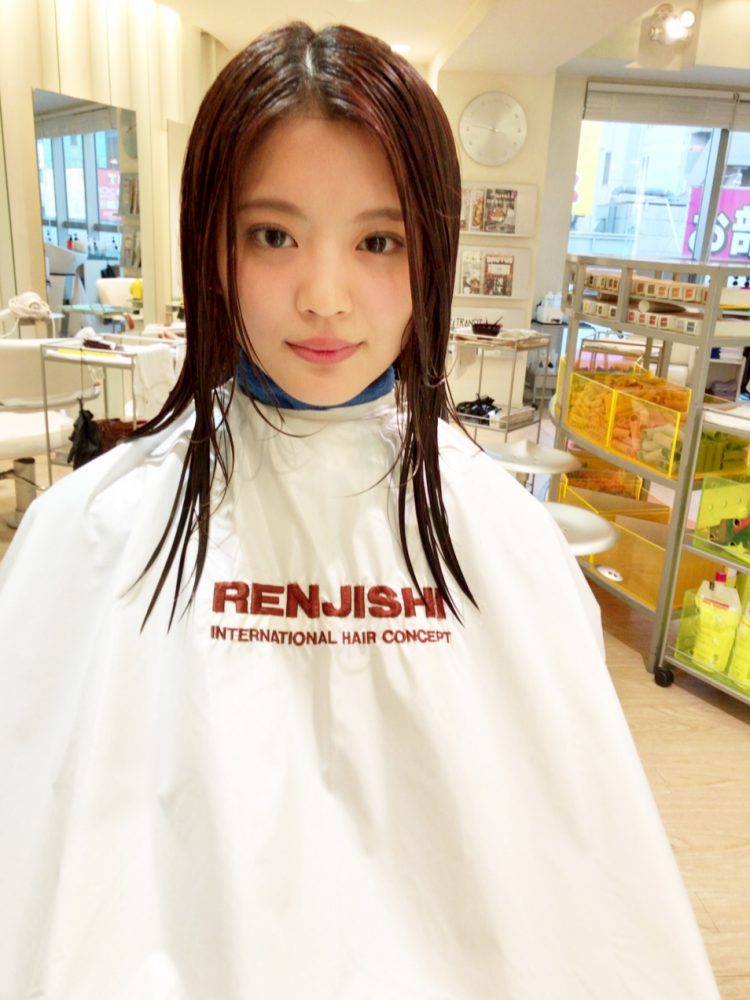 松岡が松岡茉優の髪型を切る。