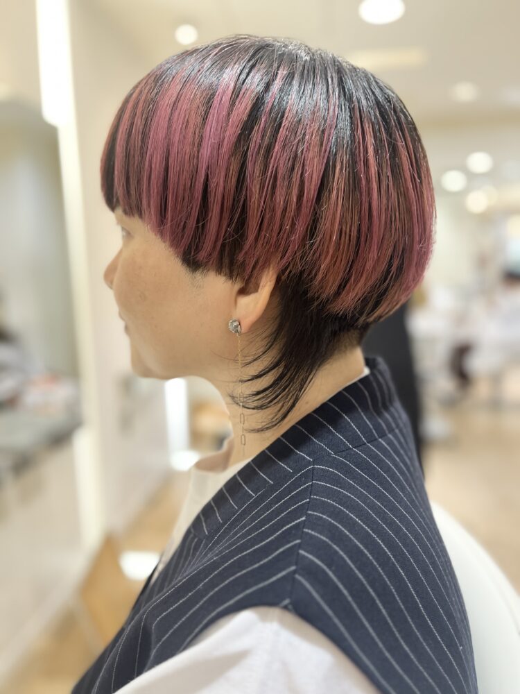 ピンク×ブラックのコントラストが目を惹くショートヘア