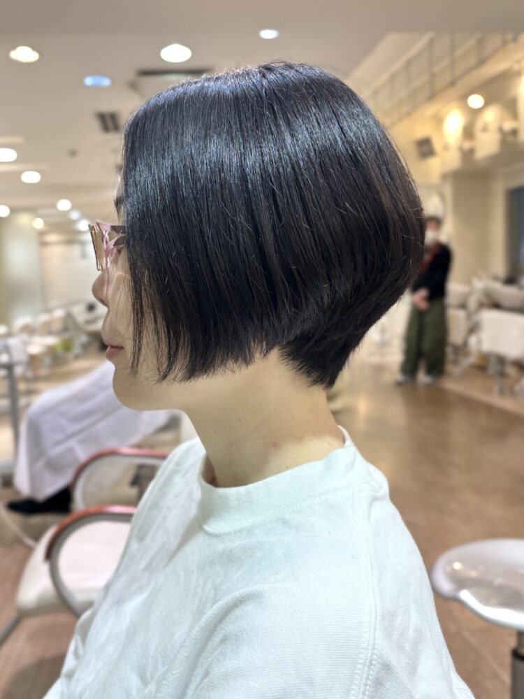 襟足スッキリ前下がりショート